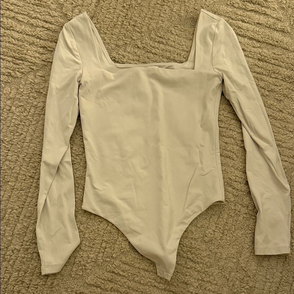 Aritzia Babaton Contour White Long Sleeve Bodysuit